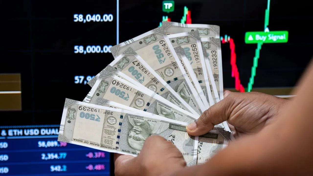 ઘણા લોકોને લાગે છે કે કરોડપતિ બનવા માટે લાખોમાં પગાર હોવો જોઈએ, પરંતુ વાસ્તવિકતા અલગ છે. જો તમારી ઉંમર 35 વર્ષ છે અને પગાર ₹50,000 છે, તો 55 વર્ષની ઉંમર સુધીમાં તમે ₹2 કરોડથી વધુનું ફંડ તૈયાર કરી શકો છો. આ માટે તમારે માત્ર એક યોગ્ય વ્યૂહરચના અને સતત રોકાણની જરૂર છે.