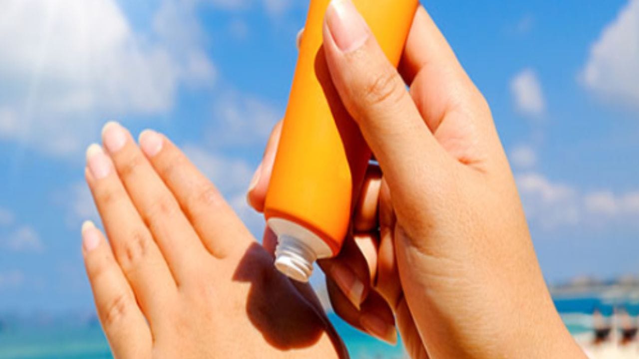 બાળકો, યુવાનો, વૃદ્ધો અને સંવેદનશીલ ત્વચા ધરાવતા લોકોએ ખાસ કરીને નિયમિતપણે સનસ્ક્રીનનો ઉપયોગ કરવો જોઈએ. જે લોકો બહાર ઘણો સમય વિતાવે છે અથવા જેમની ત્વચા સરળતાથી ટેન થઈ જાય છે તેમના માટે આ વધુ મહત્વપૂર્ણ છે. યોગ્ય સમયે અને યોગ્ય રીતે સનસ્ક્રીન લગાવવાથી લાંબા સમય સુધી સ્વસ્થ ત્વચા જાળવી રાખવામાં મદદ મળી શકે છે. ચાલો સનસ્ક્રીન ન લગાવવાથી કઈ સમસ્યાઓ ઊભી થઈ શકે છે તે જોઈએ.