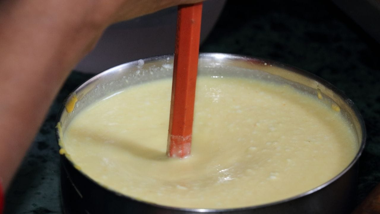 રંગ દૂર કર્યા પછી, તમે ચણાના લોટ અને દહીંનો ફેસ પેક બનાવી શકો છો અને તેને અસરગ્રસ્ત વિસ્તારમાં લગાવી શકો છો. આ પેક ફક્ત તમારી ત્વચામાંથી બાકી રહેલો રંગ જ દૂર કરશે નહીં, પરંતુ તે ત્વચાની બળતરા ઘટાડવામાં પણ મદદરૂપ થશે.