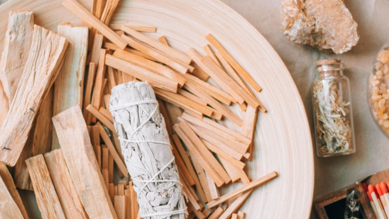 હોળી ધૂળેટી પછી ત્વચાની બળતરા ઓછી કરવા માટે, તમારા ચહેરા પર ચંદન પાવડર અને ગુલાબજળ ભેળવીને પેક લગાવો. તેને 15 મિનિટ સુધી રહેવા દો. પછી, તમારા ચહેરાને સાફ કરો અને મોઇશ્ચરાઇઝર લગાવો.