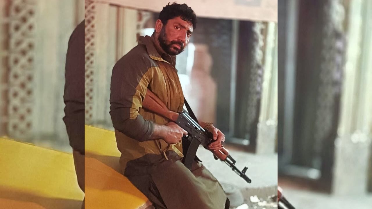 ધુરંધર 2 જોયા બાદ ચાહકો રિઝવાનને ખુબ સર્ચ કરી રહ્યા છે. આ રોલ મુસ્તફા અહમદે પ્લે કર્યો છે. મુસ્તફા રિયલ લાઈફમાં ફિટનેસ ટ્રેનર છે. તે રિતિક રોશન, રણવીર સિંહ જેવા સ્ટારને ટ્રેનિંગ આપી ચૂક્યો છે. ધુરંધર ધ રિવેન્જમાં તે મહત્વના પાત્રમાં છે. ઉરી દરમિયાન આદિત્ય ધર સાથે તેની મુલાકાત થઈ હતી.