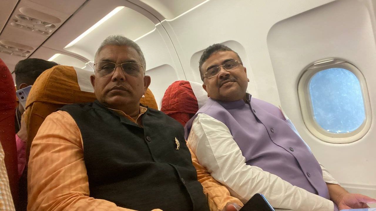 બંગાળ ભાજપના ભૂતપૂર્વ પ્રમુખ અને ફાયરબ્રિગેડ નેતા તરીકે જાણીતા દિલીપ ઘોષના રાજકારણ અને પર્સનલ લાઈફ વિશે વિસ્તારથી જાણીએ. તેમજ દિલીપ ધોષના પરિવારમાં કોણ કોણ છે જુઓ,