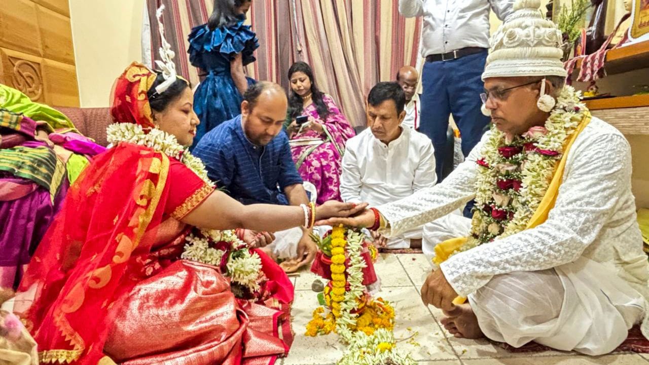 દિલીપ ઘોષે બંગાળમાં એક એવા નેતાને હરાવ્યા જે ક્યારેય હારતા નથી. 2016માં, ઘોષે વિધાનસભા ચૂંટણીમાં કોંગ્રેસના અગ્રણી નેતા સિંહ સોહનપાલને હરાવ્યા, જેઓ છેલ્લા સાત વખતથી સતત ચૂંટણી જીતી રહ્યા હતા.