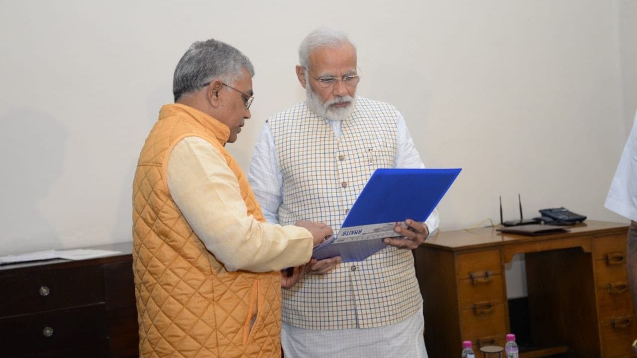 પશ્ચિમ બંગાળ ભારતીય જનતા પાર્ટી (BJP) ના ભૂતપૂર્વ પ્રમુખ અને રાષ્ટ્રીય સ્વયંસેવક સંઘ (RSS) ના પ્રચારક દિલીપ ઘોષ તેમના લગ્નને લઈને ખુબ ચર્ચામાં આવ્યા હતા.