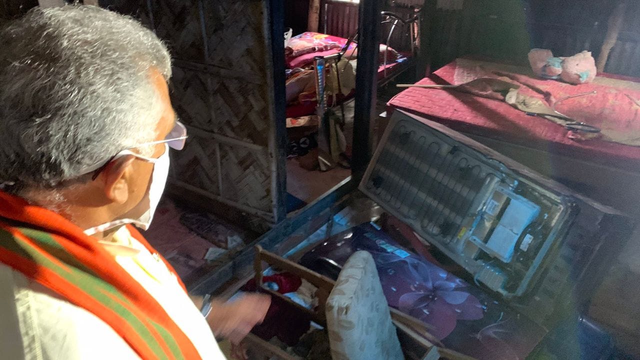 પશ્ચિમ બંગાળ વિધાનસભા ચૂંટણી પહેલા ટિકિટને લઈને ભાજપમાં અસંતોષ જોવા મળ્યો છે. ભૂતપૂર્વ રાજ્ય પક્ષ પ્રમુખ દિલીપ ઘોષના પત્ની રિંકુ મજુમદારે ટિકિટ ન મળવા પર નારાજગી વ્યક્ત કરી છે. તેમણે પ્રશ્ન કર્યો કે પાર્ટીએ પરિવારના ફક્ત એક જ સભ્યને ટિકિટ આપવાનો આદેશ કેમ આપ્યો અને આ નિયમ બધા પર સમાન રીતે કેમ લાગુ કરવામાં આવ્યો નહીં.