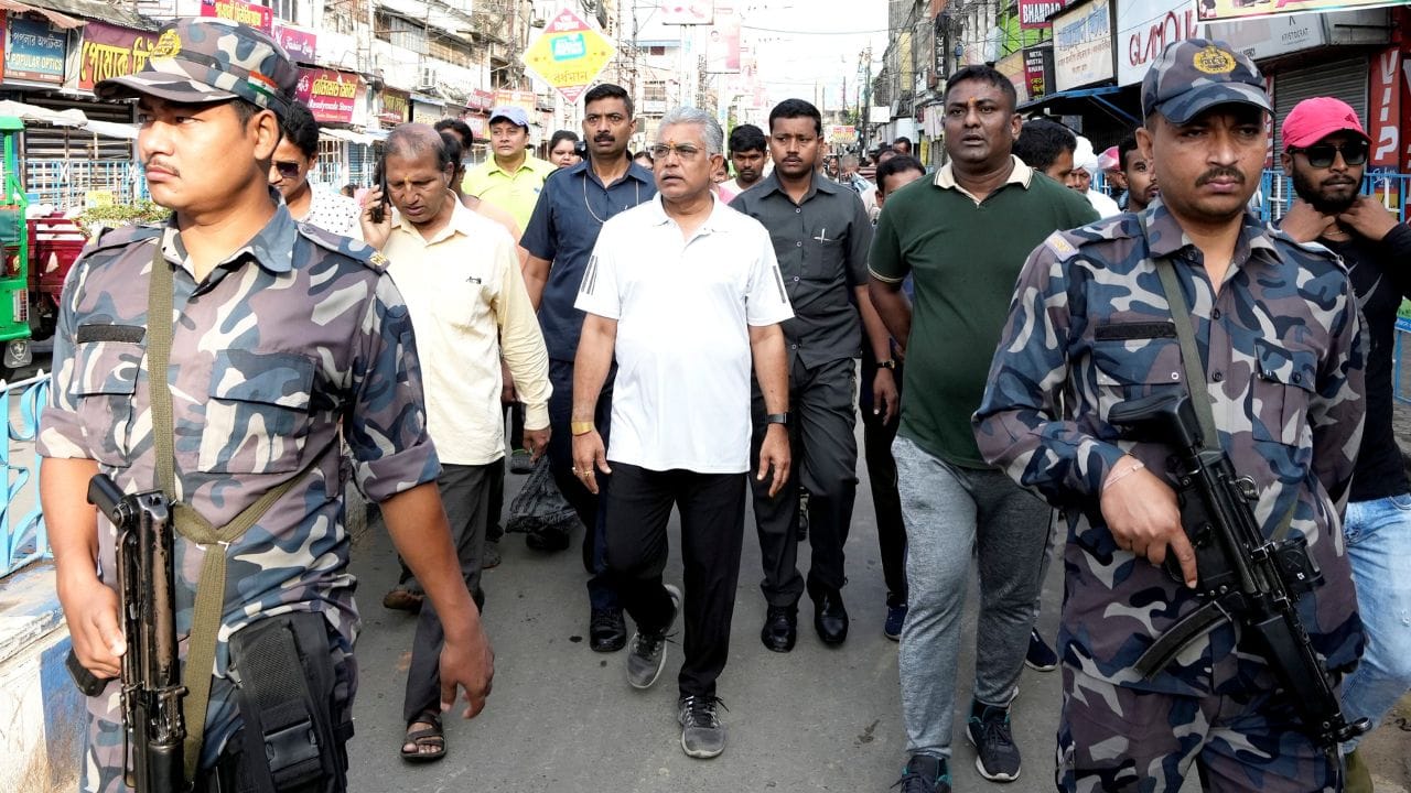 દિલીપ ઘોષ આર્થિક રીતે પછાત વિસ્તારોમાંથી આવે છે અને બંગાળી સદગોપ જાતિના છે. દિલીપ ઘોષના લગ્ન 18 એપ્રિલ, 2025ના રોજ નેતા રિંકુ મજુમદાર સાથે થયા છે.