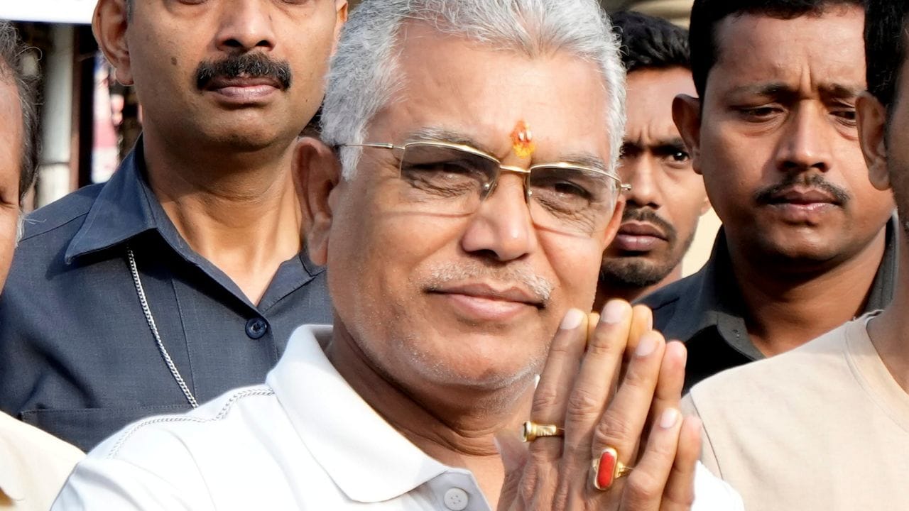 દિલીપ ઘોષનો જન્મ પશ્ચિમ બંગાળના પશ્ચિમ મેદિનીપુર જિલ્લાના ગોપીબલ્લવપુર નજીકના કુલિયાના ગામમાં થયો હતો. તેઓ ભોલાનાથ ઘોષ અને પુષ્પલતા ઘોષના ચાર પુત્રોમાં બીજા ક્રમે હતા.