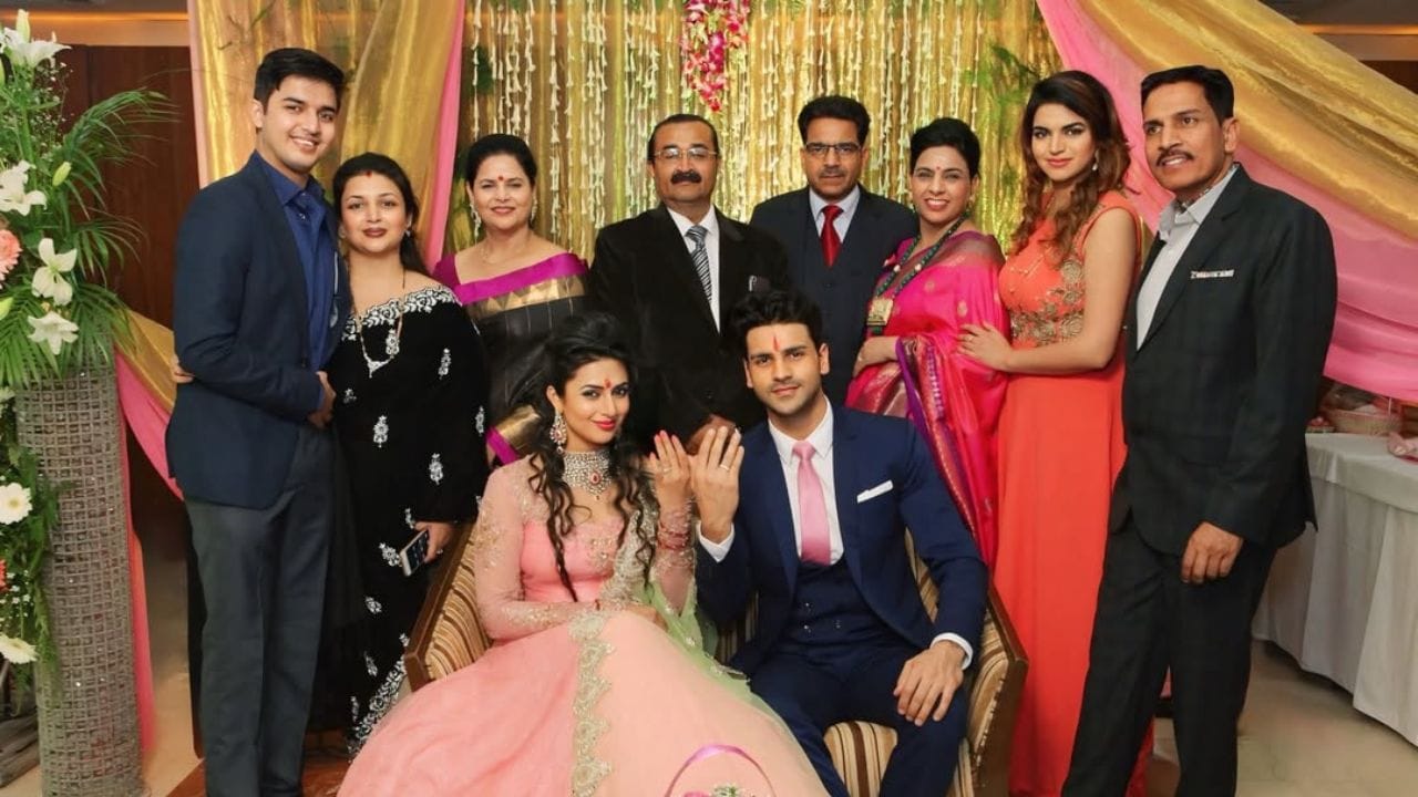 ટીવીની ફેમસ વહુ અભિનેત્રી દિવ્યાંકા ત્રિપાઠી માતા બનવા જઈ રહી છે. યે હે મોહબ્બતે ફેમ 41 વર્ષની અભિનેત્રી અને તેના પતિ વિવેક દહિયાએ પ્રેગ્નન્સીની જાહેરાત કરી હતી. હવે લગ્નના 10 વર્ષ પછી કપલના ઘરે કિલકારી ગુંજશે.