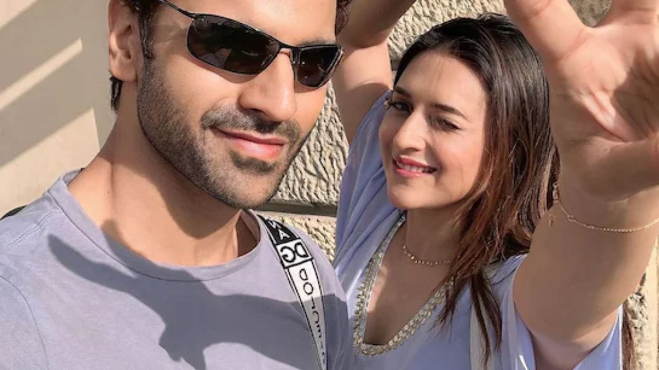 દિવ્યાંકા ત્રિપાઠી અને વિવેક દહિયા ટેલિવિઝનના સૌથી લોકપ્રિય યુગલોમાંના એક છે. ચાહકો આ જોડીને ખૂબ જ પસંદ કરે છે અને તેમના જીવન વિશેની દરેક અપડેટ મેળવવા માટે ખૂબ જ ઉત્સાહિત રહે છે. દરમિયાન, ચર્ચા ચાલી રહી છે કે આ દંપતી તેમના જીવનમાં એક નવો અધ્યાય શરૂ કરવા જઈ રહ્યું છે. હકીકતમાં, અહેવાલો અનુસાર, ટૂંક સમયમાં દિવ્યાંકા અને વિવેકના ઘરે નાનું મહેમાન આવાનું છે.(ફોટો ક્રેડિટ-સોશિયલ મીડિયા)