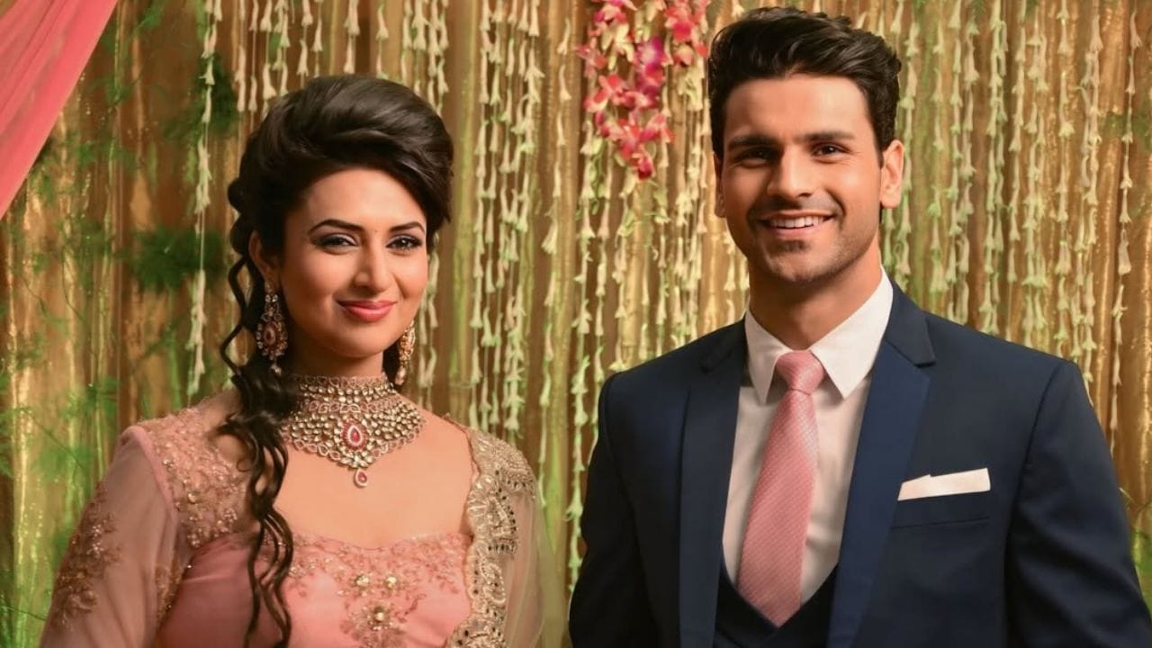 દિવ્યાંકા ત્રિપાઠીનો જન્મ 14 ડિસેમ્બર 1984ના રોજ ભોપાલમાં થયો હતો. તે ટીવીની ફેમસ તેમજ સૌથી મોંઘી અભિનેત્રીમાંથી એક છે. તેમણે 3 આઈટીએ એવોર્ડ તેમજ 9 ઈન્ડિયન ટેલી એવોર્ડ જીત્યા છે. 2017માં ફોર્બ્સ ઈન્ડિયાની સેલિબ્રિટી 100ની લિસ્ટમાં સામેલ છે.