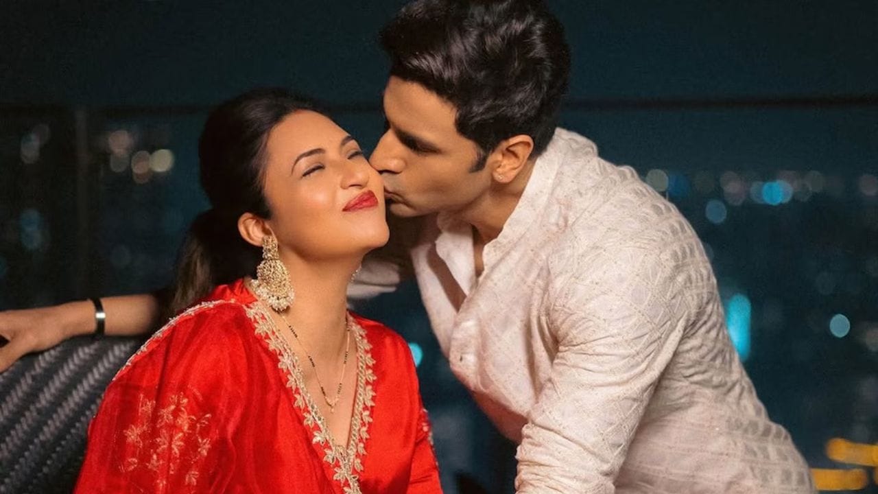 ટીવી અભિનેત્રી દિવ્યાંકા ત્રિપાઠીના ઘરે પારણું બંધાશેની ચર્ચા ચાલી રહી છે. દિવ્યાંકા અને તેના પતિ વિવેક દહિયાની 10 વર્ષની રાહ આખરે પૂરી થઈ રહી છે. આ દંપતી તેમના પહેલા બાળકનું સ્વાગત કરવા માટે તૈયાર છે. તેઓએ 8 જુલાઈ, 2016 ના રોજ લગ્ન કર્યા હતા. નાના મહેમાનના આગમનના સમાચારથી પરિવારમાં ઉત્સવનો માહોલ સર્જાયો છે. (ફોટો ક્રેડિટ-સોશિયલ મીડિયા)