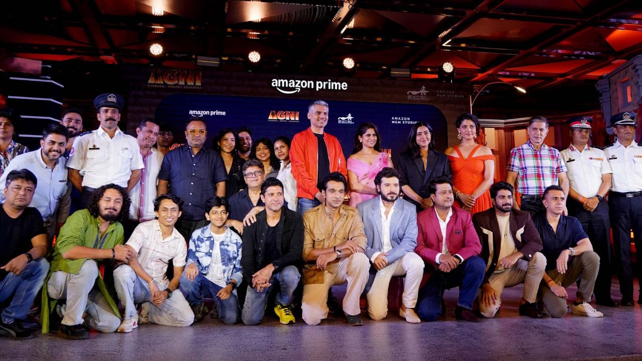 દિવ્યેન્દુ જ્યારે બોલીવુડ માટે મુંબઈ આવ્યો ત્યારે તેમના માટે અભિનય ક્ષેત્રે કારકિર્દી બનાવવાનો માર્ગ સરળ નહોતો. તેમને ફિલ્મોમાં આવવા માટે ઘણો સંઘર્ષ કરવો પડ્યો હતો, અને ફિલ્મી બ્રેકગ્રાઉન્ડના અભાવે પણ તેમના માટે ભૂમિકાઓ મેળવવામાં મુશ્કેલી પડી હતી.