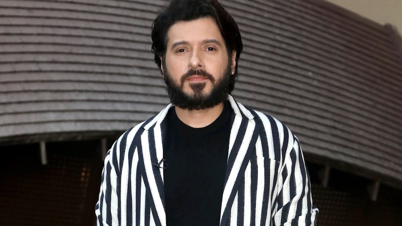  દિવ્યેન્દુનો જન્મ 19 જૂન 1983ના રોજ દિલ્હીમાં થયો હતો. તે દિલ્હી યુનિવર્સિટીની કિરોડીમલ કોલેજમાંથી રાજકીય વિજ્ઞાનમાં સ્નાતક થયો છે. તેમને દિલ્હીમાં ત્રણ વર્ષનો થિયેટરનો અનુભવ છે, 