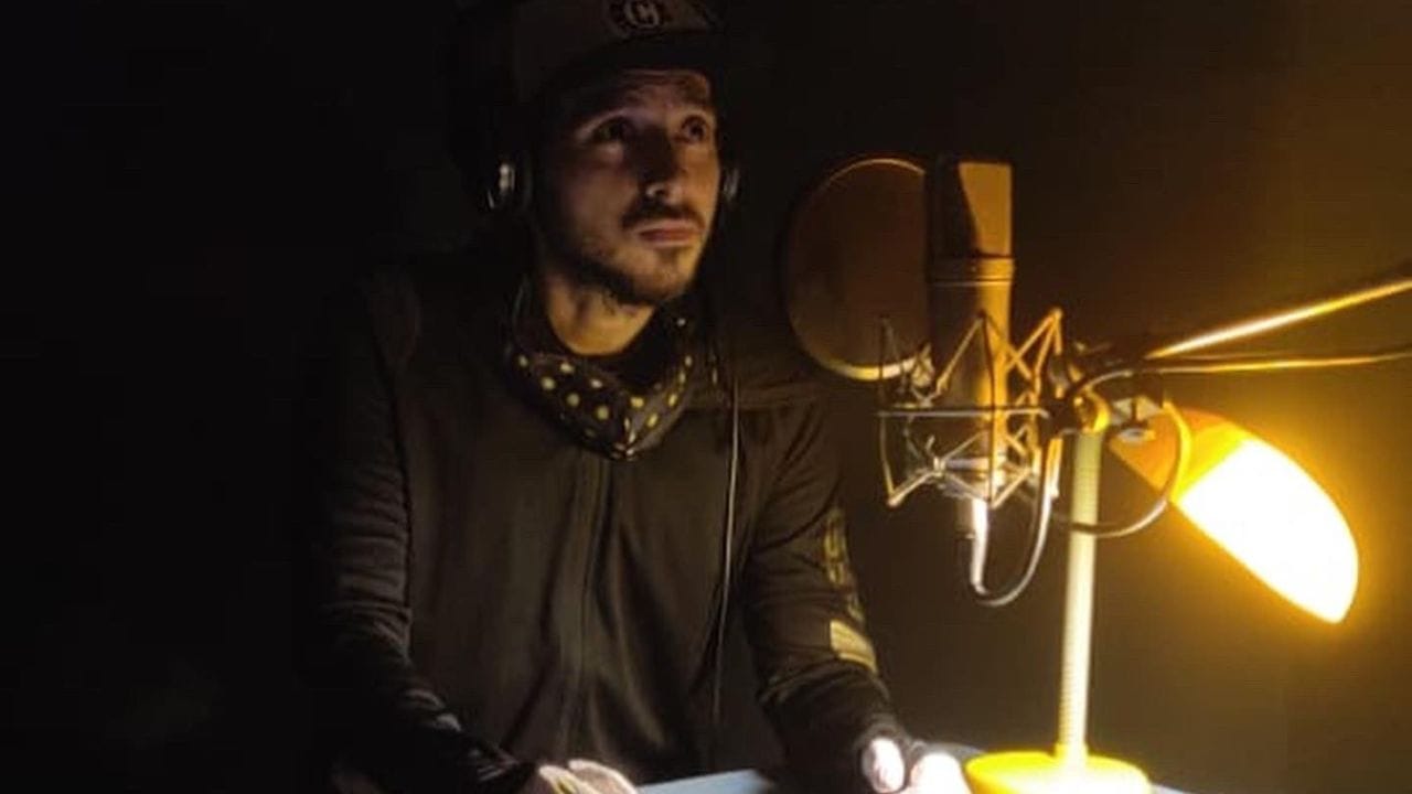 ત્યારબાદ તેમણે પુણેના FTIIમાંથી અભિનયમાં બે વર્ષનો ડિપ્લોમા કર્યો છે. તેઓ અગાઉ વર્જિન મોબાઇલ, બિરલા સન લાઇફ અને ફિડેલિટી મ્યુચ્યુઅલ ફંડ્સ જેવી બ્રાન્ડ્સની ઘણી જાહેરાતોમાં જોવા મળ્યો હતો. તેમના લગ્ન આકાંક્ષા શર્મા સાથે થયા છે