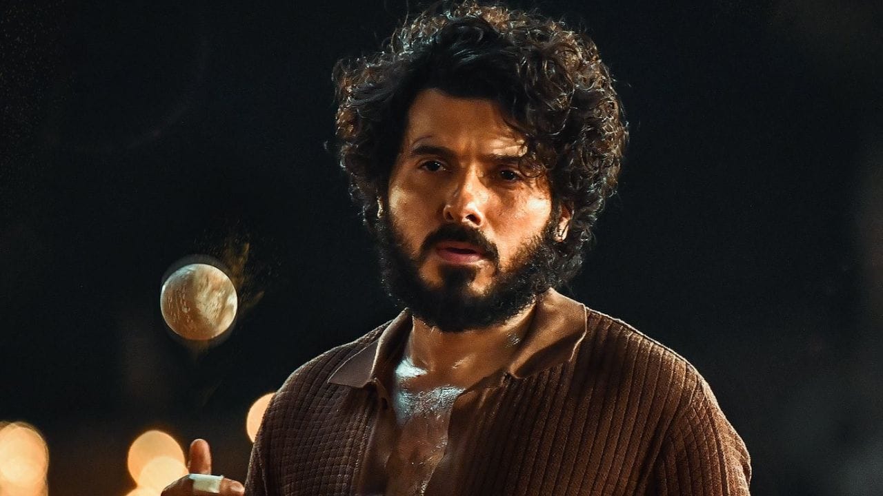 દિવ્યેન્દુ શર્માની પત્ની આકાંક્ષા દહિયા છે, જે વ્યવસાયે જ્વેલરી ડિઝાઇનર છે. તે મોટાભાગે ફિલ્મ ઉદ્યોગથી દૂર રહી છે.આ કપલ પહેલી વાર દિલ્હીની કિરોરીમલ કોલેજમાં મળ્યા હતા.અભિનેતાએ આ જ કોલેજમાંથી રાજકીય વિજ્ઞાનની ડિગ્રી મેળવી હતી.