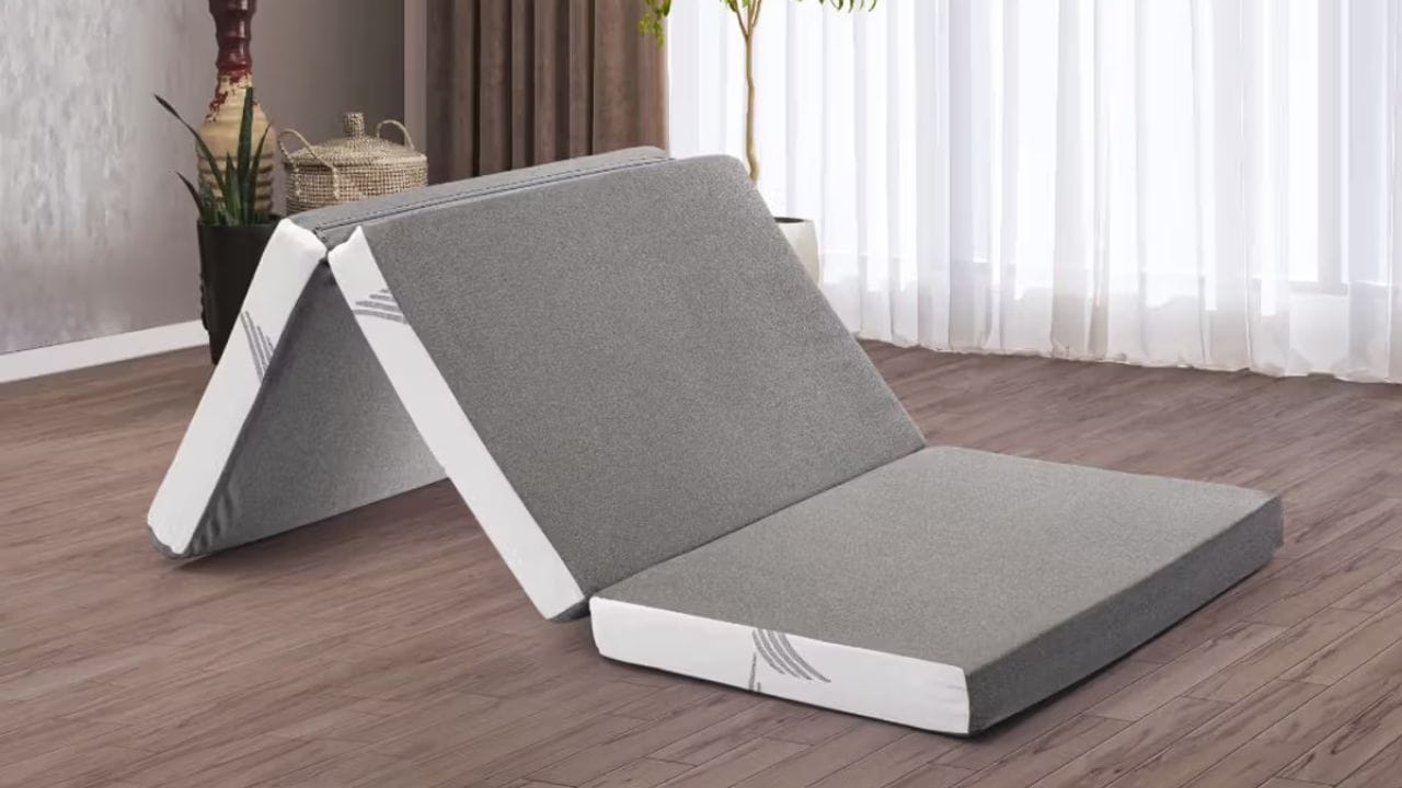 એક જ ગાદલું રાખવાથી ઘરમાં ખુશી જળવાઈ રહે છે. વધુમાં જો કોઈ દંપતીના રૂમમાં આવું ગાદલું હોય, તો તેમનો બંધન વધુ મજબૂત બને છે અને તેમની સમજણ દિવસેને દિવસે એક નવા સ્તરે પહોંચે છે.
