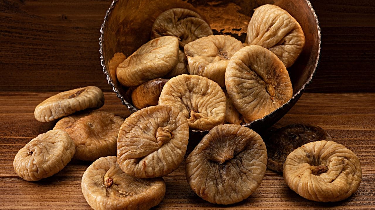 અંજીર અને કિસમિસ પણ વધુ મોંઘા થઈ શકે છે : અંજીર મોટાભાગે અફઘાનિસ્તાનથી આવે છે. લોજિસ્ટિક્સ અને પરિવહનમાં પહેલાથી જ સમસ્યાઓ છે, અને હવે ગલ્ફ કટોકટીએ મુશ્કેલીઓને વધુ વધારી દીધી છે. ભાવ પ્રતિ કિલોગ્રામ ₹100 સુધી વધવાના અહેવાલો છે. દરમિયાન કિસમિસનો સ્થાનિક પાક લગભગ ખતમ થઈ ગયો છે. હવે, આપણે આયાત પર વધુને વધુ નિર્ભર છીએ, તેથી પુરવઠામાં ઘટાડો થવાને કારણે આ પણ વધુ મોંઘા થવાની શક્યતા છે.