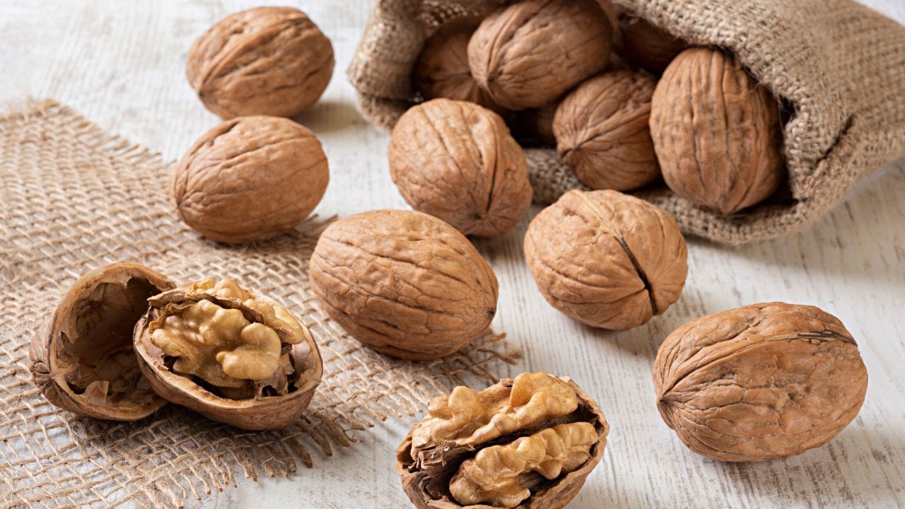 અખરોટના ભાવ સ્થિર : અખરોટના ભાવ હજુ સુધી વધ્યા નથી. દરમિયાન, કાશ્મીરથી સ્થાનિક અખરોટ પણ બજારમાં આવી રહ્યા છે. પરિણામે અખરોટના ભાવ હાલમાં સ્થિર છે. ગલ્ફ તણાવ આગામી 1-2 મહિના સુધી અખરોટના ભાવને અસર કરે તેવી શક્યતા નથી.