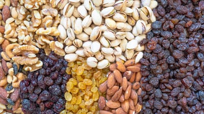 Iran Dry Fruits Export : ગલ્ફ ક્ષેત્રમાં વધી રહેલા તણાવની અસર હવે ભારતીય બજારમાં સૂકા મેવા પર પડી રહી છે. પિસ્તા, અંજીર અને કિસમિસ વધુ મોંઘા થઈ શકે છે. હકીકતમાં, ભારત ઈરાન અને કેલિફોર્નિયા, અમેરિકાથી મોટી માત્રામાં પિસ્તાની આયાત કરે છે. હાલમાં, અખાતમાં તણાવને કારણે મુખ્ય બંદરો જેમ કે બંદર અબ્બાસ અને ચા બહાર બંધ કરવામાં આવ્યા છે. જ્યાં માલ ન આવવાને કારણે અટવાઈ ગયો છે. ચાલુ કટોકટી વચ્ચે, ઈરાનીઓ તરફથી પુરવઠો બંધ થઈ ગયો છે જેના કારણે પિસ્તાના ભાવમાં વધારો થયો છે.