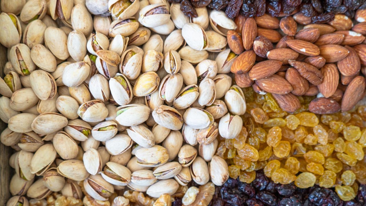 સામાન્ય લોકો પર તેની શું અસર પડશે? : સૂકા મેવાના ભાવમાં વધારો થવાની સીધી અસર સામાન્ય લોકો પર પડશે. તહેવારો, લગ્નો અને ઉજવણી દરમિયાન સૂકા મેવાની માંગ વધી જાય છે. ભાવમાં આટલો વધારો ખર્ચમાં વધારો કરશે. જો તણાવ લાંબા સમય સુધી ચાલુ રહેશે, તો પિસ્તા, અંજીર અને કિસમિસના ભાવ મજબૂત રહેવાની શક્યતા છે. Credits: Getty Images