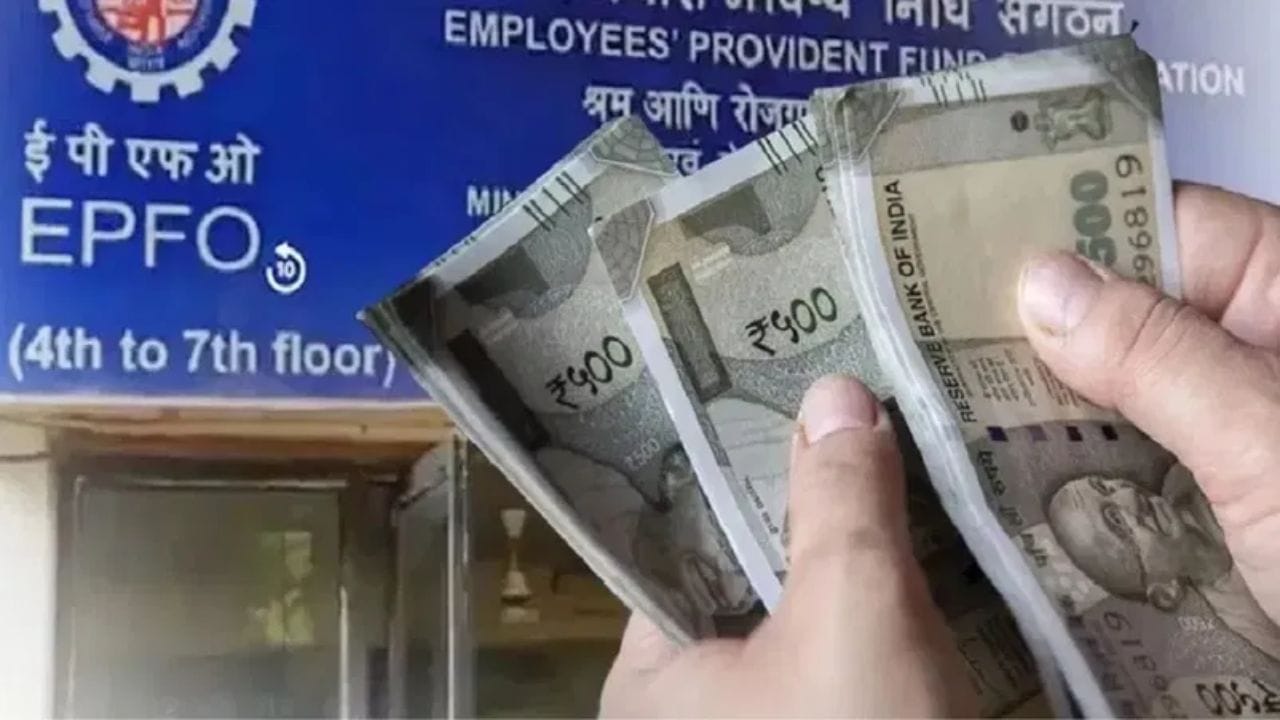 ઘણીવાર નોકરી બદલતી વખતે કર્મચારીઓ પાસે બે અલગ-અલગ યુનિવર્સલ એકાઉન્ટ નંબર (UAN) થઈ જાય છે, જેના કારણે પીએફ ટ્રાન્સફરમાં મુશ્કેલી આવે છે. જો કે, હવે તમે ઈમેઈલ દ્વારા પણ જૂના UAN ને બંધ કરાવી શકો છો. આ માટે તમારે uanepf@epfindia.gov.in પર એક મેઈલ મોકલવો પડશે, જેમાં તમારા વર્તમાન અને જૂના UAN ની જાણકારી આપવાની રહેશે.