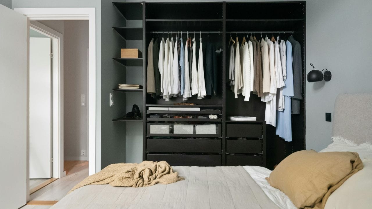 વર્ટિકલ સ્પેસનો ઉપયોગ કરો: વોર્ડરોબમાં ઉપલબ્ધ ઊંચાઈનો યોગ્ય ઉપયોગ કરવો ખૂબ જ જરૂરી છે. નીચેના ભાગમાં રોજિંદા ઉપયોગના કપડાં ગોઠવો અને ઉપરના ભાગમાં ઓછા ઉપયોગની વસ્તુઓ રાખો. (Image Credit Source: Canva)
