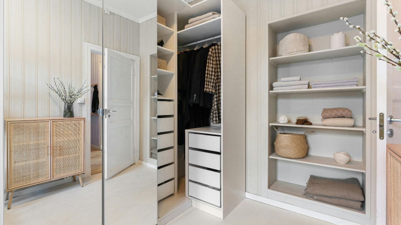 આ પાછળનું મુખ્ય કારણ એ છે કે કપડાંને ગોઠવતી વખતે યોગ્ય પદ્ધતિ અપનાવવામાં આવતી નથી. જ્યારે આપણે ઉતાવળમાં કપડાં શોધીએ છીએ, ત્યારે ગોઠવણી ફરીથી બગડી જાય છે અને આખું કબાટ ગોટાળાભર્યું થઈ જાય છે. (Image Credit Source: Canva)
