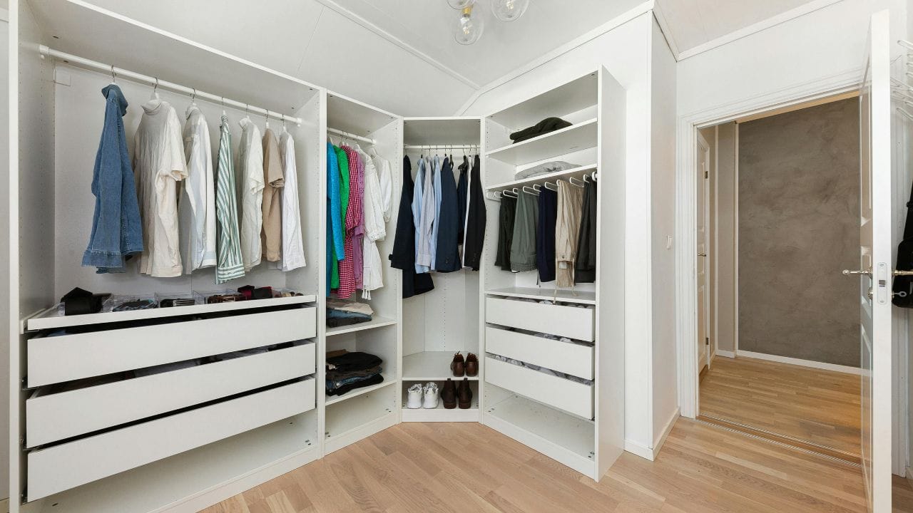 વોર્ડરોબને સંપૂર્ણ ખાલી કરો: વોર્ડરોબ ગોઠવવાની શરૂઆત હંમેશા તેને સંપૂર્ણ ખાલી કરીને કરવી જોઈએ. આ કામ માટે વીકએન્ડ સૌથી યોગ્ય સમય છે. જ્યારે તમે આખું કબાટ ખાલી કરો છો, ત્યારે તમને સ્પષ્ટ થાય છે કે કયા કપડાં રાખવા છે અને કયા નહીં. જે કપડાં તમે લાંબા સમયથી પહેરતા નથી અથવા જે હાલના સીઝન માટે યોગ્ય નથી, તેને અલગ રાખો. આથી જરૂરી કપડાં માટે પૂરતી જગ્યા મળી રહેશે. (Image Credit Source: Canva)
