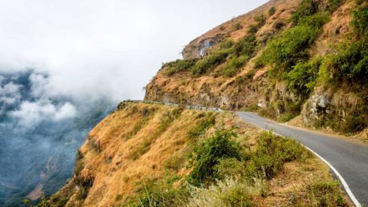 અહીં પહોંચવા પર તમને 100 મીટરની ઊંચાઈએથી પડતો 'ટાઈગર ફોલ' પણ જોવા મળશે. જો કે, ત્યાં પહોંચવા માટે તમારે લગભગ 6 કિલોમીટરનું ટ્રેકિંગ કરવું પડશે, કારણ કે 'ટાઈગર ફોલ' સુધી કોઈ પણ પ્રકારનું વાહન જઈ શકતું નથી. આ સિવાય, ચક્રાતાથી ચાર કિલોમીટર દૂર 'ચિરમિરી' પહોંચીને તમે સૂર્યાસ્તનો અદભૂત નજારો પણ માણી શકો છો.