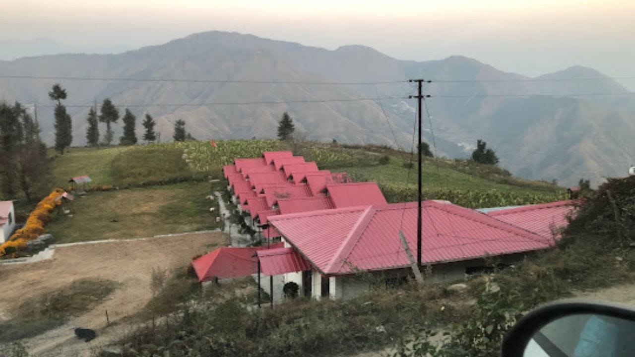 છેલ્લા કેટલાક વર્ષોમાં વિદેશી પ્રવાસીઓએ બાઇક ટૂર દરમિયાન આ ગામમાંથી પસાર થવાનો પ્રયાસ કર્યો હતો પરંતુ તેમને ક્યારેય અહીંથી પસાર થવા દેવામાં આવ્યા નથી. વાત એમ છે કે, ઉત્તરાખંડના આ ગામમાં ભારતીય સેનાનો મિલિટરી બેઝ આવેલો છે. બીજું કે, અહીંથી ચીનનું અંતર પણ ઘણું ઓછું છે. વર્ષ 1962માં થયેલા ભારત-ચીન યુદ્ધ પછી અહીં તિબેટીયન યુનિટ જમા થયું હતું. આવી સ્થિતિમાં, સુરક્ષાના કારણોસર અહીં કોઈ પણ વિદેશી પ્રવાસીને પ્રવેશ આપવામાં આવતો નથી. જો કે, ભારતીય નાગરિકો અહીં જઈ શકે છે.