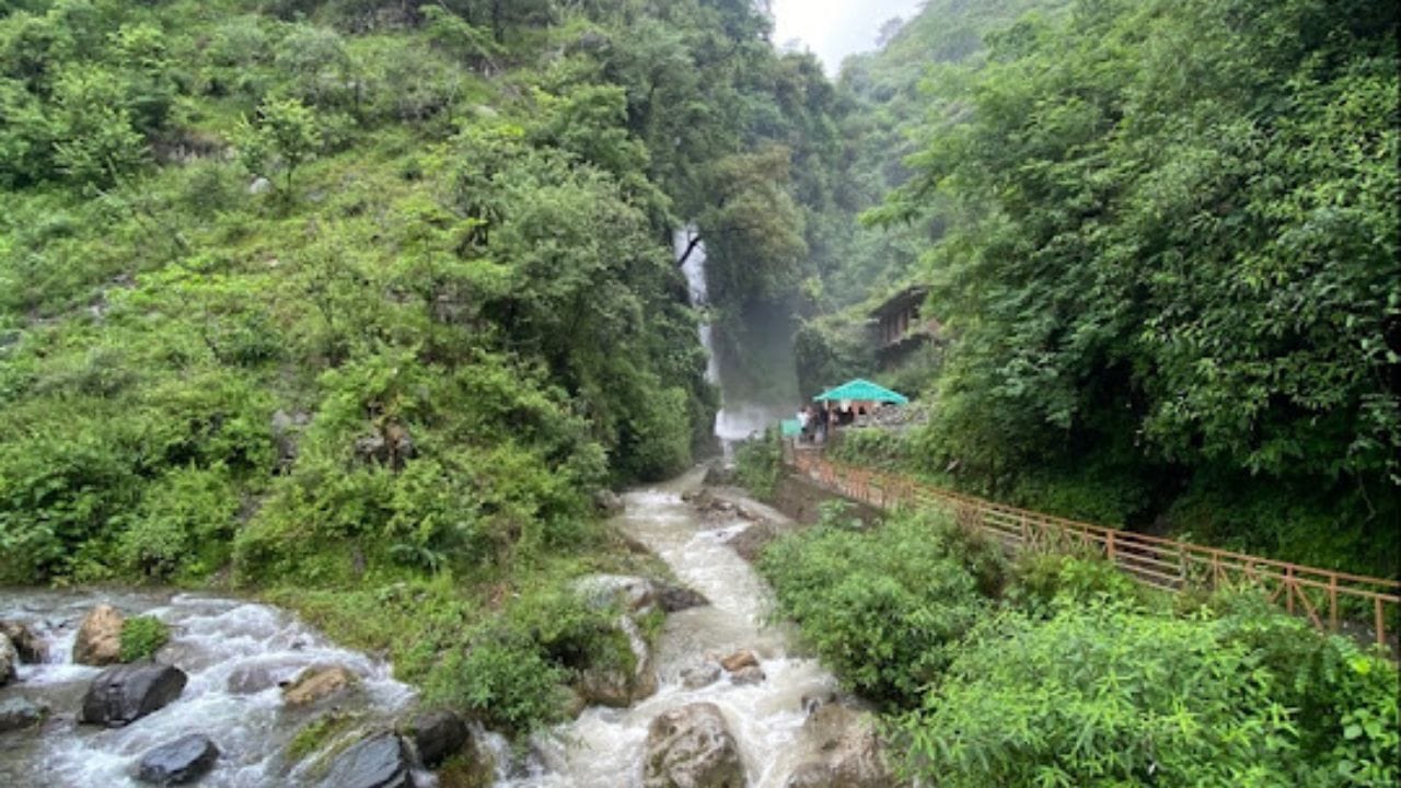 ભારતનું આ અનોખું ગામ દેશની રાજધાની નવી દિલ્હીથી લગભગ 300 કિલોમીટરના અંતરે આવેલું છે. ઉત્તરાખંડની વાદીઓમાં વસેલા આ ગામનું નામ 'ચક્રાતા' છે. અહીં ભારત સિવાય બીજા કોઈ પણ દેશના લોકોને ગામમાં આવવાની પરવાનગી નથી. ઉત્તરાખંડનું આ ગામ તેની પ્રાકૃતિક સુંદરતા માટે જાણીતું છે. અહીં આવેલા તળાવો, ઝરણાં અને સુંદર વાદીઓ દેશના અલગ-અલગ ભાગોમાં રહેતા લોકોનું ધ્યાન ખેંચે છે. આટલું જ નહીં, વિદેશમાં રહેતા લોકો પણ આ ગામની મુલાકાત લેવા ઈચ્છે છે પરંતુ તેઓ આ ગામની સુંદરતાને નજીકથી જોઈ શકતા નથી.