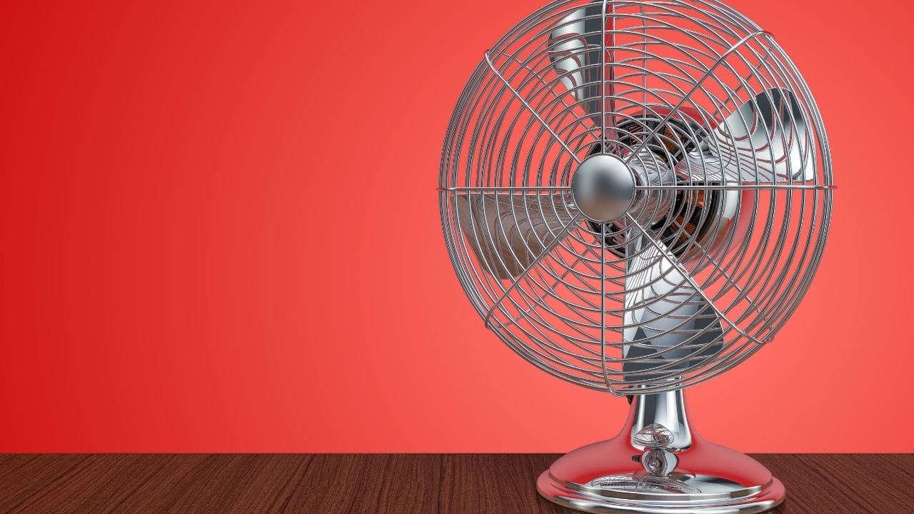 પંખાની હવાને થોડું વધુ ઠંડી બનાવવા માટે એક સરળ ટ્રિક છે – પંખાની સામે બરફથી ભરેલું વાસણ અથવા પાણીની ઠંડી બોટલ મૂકી દો. પંખો ચાલુ હોય ત્યારે આ બરફની ઠંડક હવામાં મિક્સ થઈને રૂમમાં ફેલાય છે અને તમને થોડી ઠંડી હવાનો અનુભવ થાય છે.