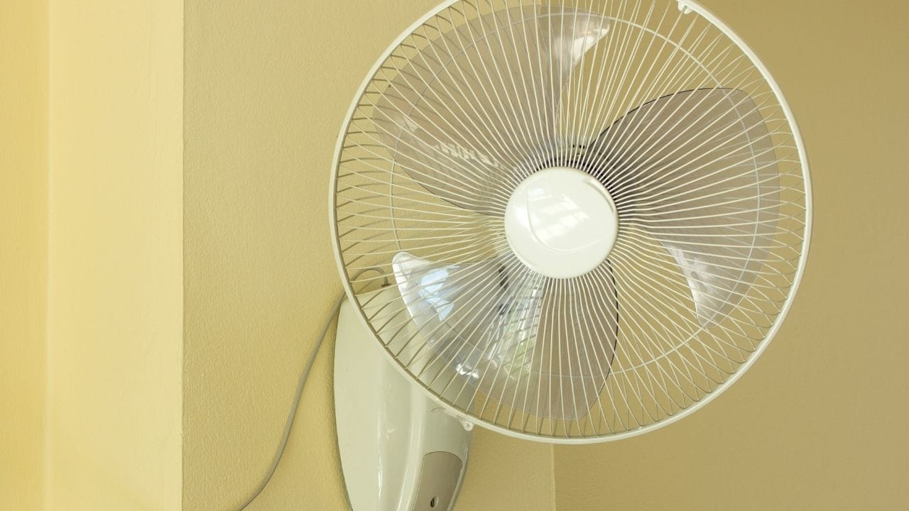 આ બધા ઉપાયો ખૂબ સરળ છે અને તેમાં વધારે ખર્ચ પણ નથી. થોડું ધ્યાન આપીને તમે તમારા પંખાથી આવતી હવાને પણ વધારે આરામદાયક બનાવી શકો છો અને ઉનાળાની ગરમીમાં થોડો રાહત મેળવી શકો છો.