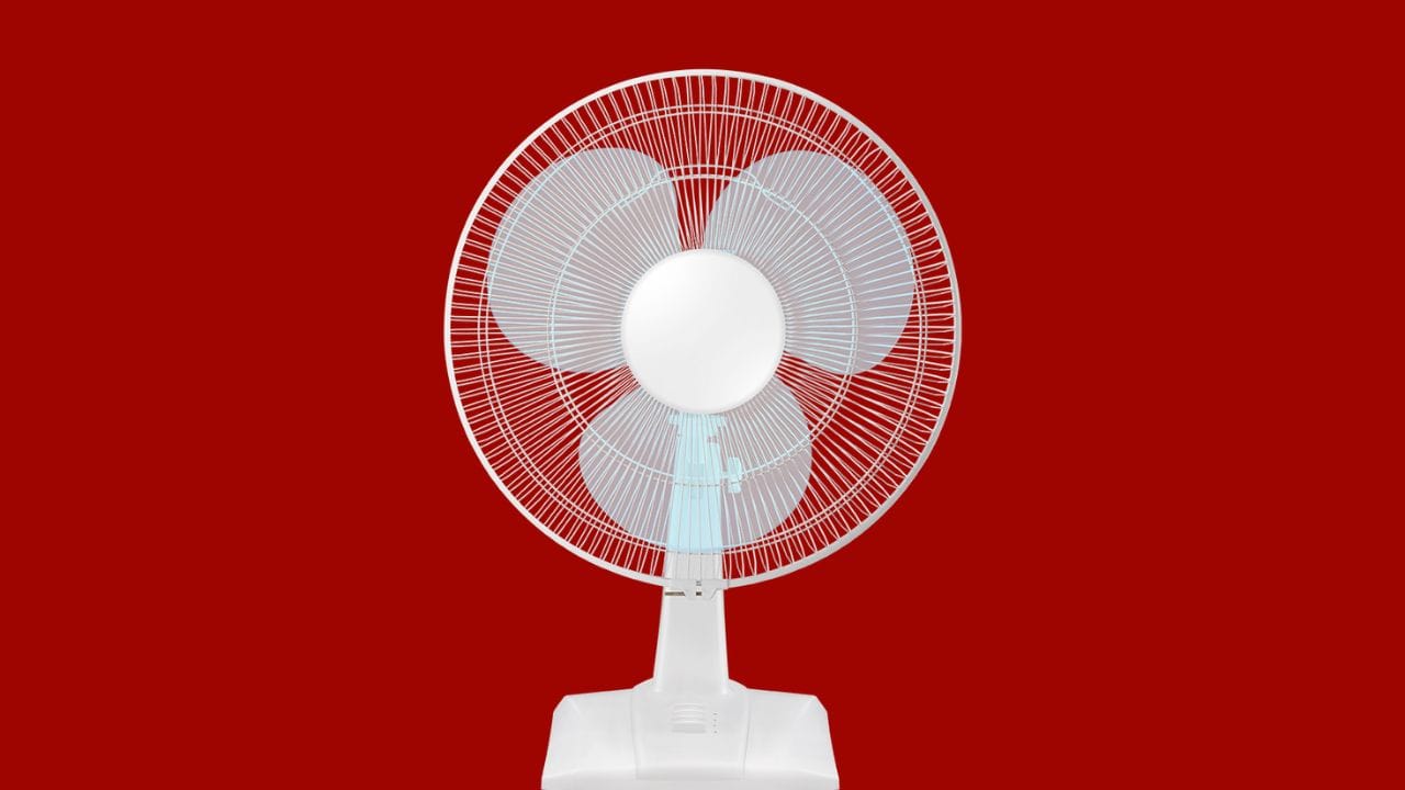 સૌ પ્રથમ તો રૂમમાં હવા આવતી-જતી રહે તે ખૂબ જ જરૂરી છે. જો રૂમ બંધ રહેશે તો ગરમી વધારે લાગશે. શક્ય હોય તો બારીઓ ખોલીને તાજી હવા અંદર આવવા દો. સાથે સાથે દિવસ દરમિયાન સૂર્યપ્રકાશ સીધો રૂમમાં ન પડે તે માટે પડદા કે બ્લાઇન્ડ્સ બંધ રાખવાથી અંદરનું તાપમાન થોડું કંટ્રોલમાં રહે છે.