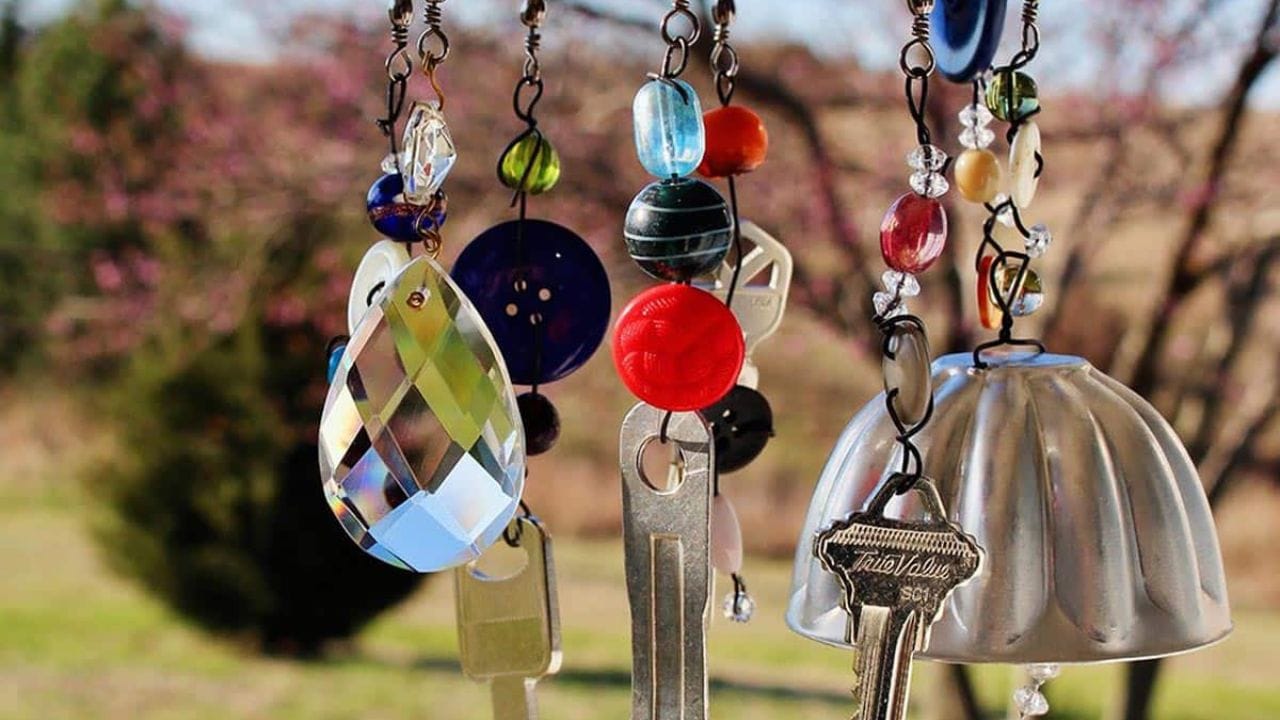 અહીં વિન્ડ ચાર્મ મૂકો: જોકે ફેંગ શુઇ અનુસાર વિન્ડ ચાઇમ લગાવતી વખતે કેટલીક બાબતો ધ્યાનમાં રાખવી જરૂરી છે. ઘર કે ઓફિસમાં તેને લગાવતી વખતે યોગ્ય દિશા પસંદ કરવી ખાસ કરીને મહત્વપૂર્ણ છે. જો વિન્ડ ચાઇમ ખોટી દિશામાં મૂકવામાં આવે તો તેની સકારાત્મક અસરો ઓછી થઈ શકે છે. તેથી તેને યોગ્ય દિશા ધ્યાનમાં રાખીને લગાવવી જોઈએ.