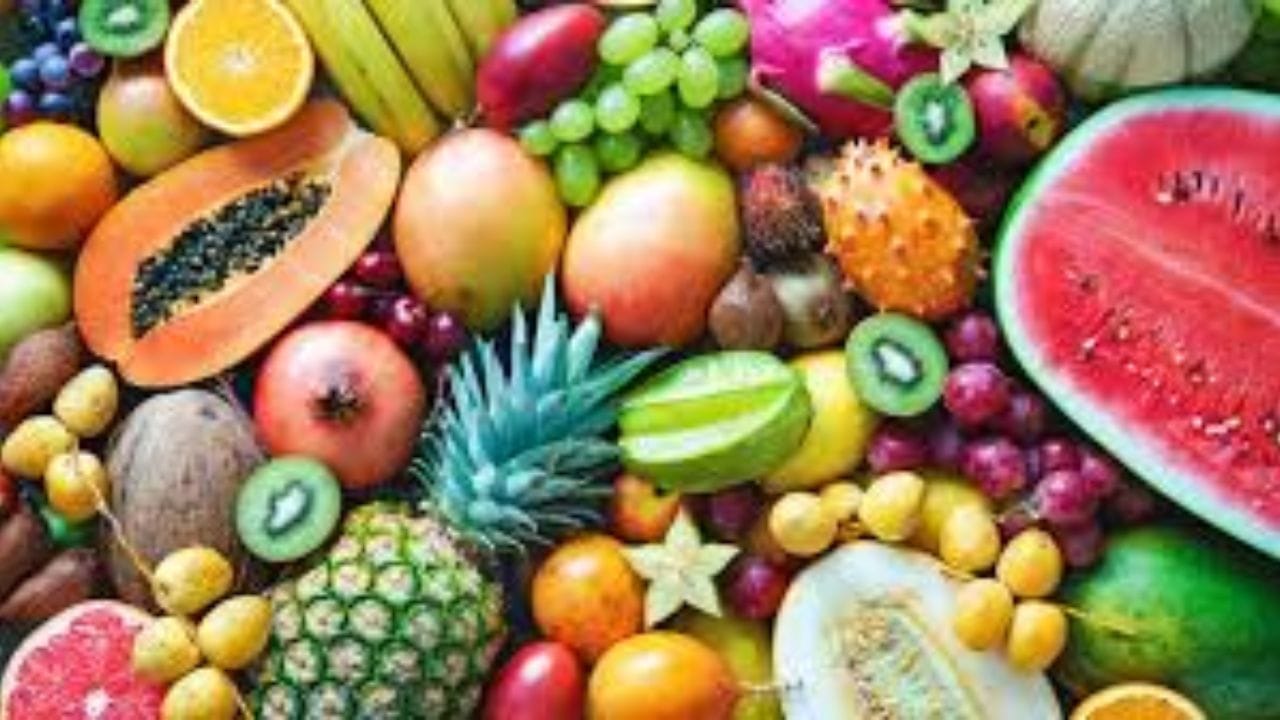 નિષ્ણાતોના મતે, કેટલાક ફળો ભોજન પછી પચવામાં પ્રમાણમાં સરળ હોય છે અને પાચનમાં મદદ કરી શકે છે. આમાં પપૈયા, અનેનાસ, કીવી, બેરી વગેરે જેવા ફળોનો સમાવેશ થાય છે. પપૈયા અને અનાનસમાં રહેલા ઉત્સેચકો પ્રોટીનને તોડવામાં મદદ કરે છે, જે પાચનમાં સુધારો કરી શકે છે.
