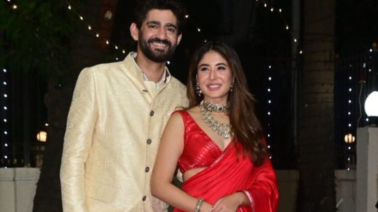 હવે આપણે કૃતિકા કામરાના પતિ ગૌરવ કપૂરની વાત કરીએ તો તે એક ક્રિકેટ હોસ્ટ છે. ગૌરવ ક્રિકેટ સાથે જોડાયેલી તમામ ટૂર્નામેન્ટને હોસ્ટ કરી પોતાની ઓળખ બનાવી છે. કમાણી મામલે ગૌરવ કૃતિકાથી વધારે આગળ છે.