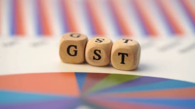 ડિજિટલ ઇન્ડિયાના આ યુગમાં આ સિસ્ટમ સંપૂર્ણપણે બદલાઈ ગઈ છે. તમારે હવે સરકારી કચેરીઓમાં જવાની કે એજન્ટોને ભારે ફી ચૂકવવાની જરૂર નથી. તમે તમારા ઘરના રૂમમાંથી એક નાનું સ્ટાર્ટઅપ શરૂ કરી રહ્યા હોવ કે બજારમાં નવી દુકાન ખોલી રહ્યા હોવ, ગુડ્સ એન્ડ સર્વિસ ટેક્સ (GST) નંબર મેળવવો હવે તમારા સ્માર્ટફોન અથવા લેપટોપ દ્વારા સંપૂર્ણપણે શક્ય છે. આ નંબર તમારા વ્યવસાયને ફક્ત કાનૂની અને માન્ય ઓળખ જ આપતો નથી, પરંતુ મુખ્ય ઈ-કોમર્સ પ્લેટફોર્મ સાથે જોડાઈને નવી ઊંચાઈઓ સુધી પહોંચવાનો માર્ગ પણ મોકળો કરે છે. ચાલો સમજીએ કે તમે એક પણ રૂપિયો ખર્ચ્યા વિના તમારા ઘરના આરામથી આ સમગ્ર પ્રક્રિયા કેવી રીતે સરળતાથી પૂર્ણ કરી શકો છો.