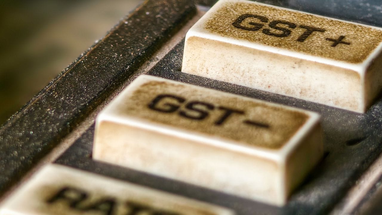 આ મહત્વપૂર્ણ દસ્તાવેજો ફાઇલ કરવા માટે તૈયાર રાખો : નોંધણી પ્રક્રિયામાં વિલંબ ટાળવા માટે પ્રથમ પગલું એ છે કે બધા જરૂરી દસ્તાવેજો એકત્રિત કરો. તમારે તમારા પાન કાર્ડ અને આધાર કાર્ડને તમારા વર્તમાન મોબાઇલ નંબર સાથે લિંક કરેલ હોવું જોઈએ. વધુમાં તમારા વ્યવસાયના સરનામાનો પુરાવો મહત્વપૂર્ણ છે. તમે આ માટે વીજળી બિલ અથવા ભાડા કરારનો ઉપયોગ કરી શકો છો. ઉપરાંત તમારા બેંક ખાતાની ચકાસણી કરવા માટે રદ કરાયેલ ચેક રાખો. આ થોડા દસ્તાવેજો ઓનલાઈન પ્રક્રિયાને ઘણી ઝડપી અને સરળ બનાવશે.