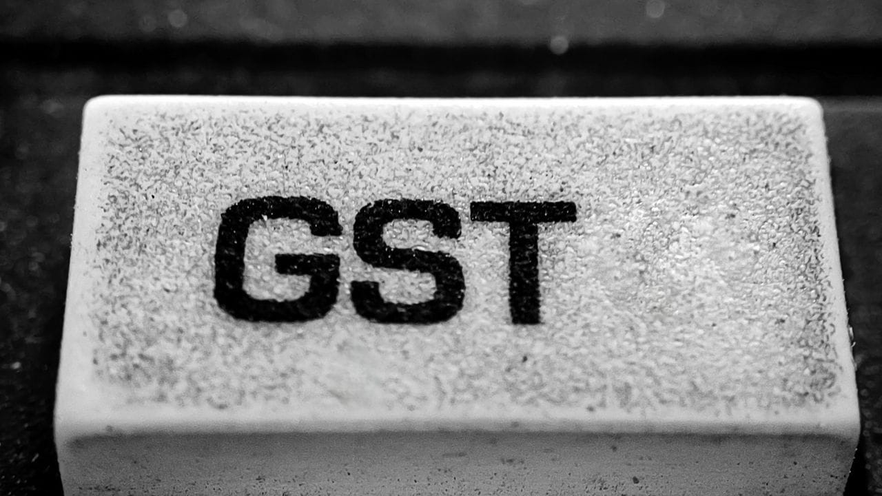 TRN જનરેટ થતાંની સાથે જ અડધો ટેન્શન દૂર : એકવાર તમારા દસ્તાવેજો તૈયાર થઈ જાય પછી તમારે સીધા જ સત્તાવાર GST વેબસાઇટ પર જવાની જરૂર છે. "નવી નોંધણી" (New Registration) વિકલ્પ પસંદ કરો. આ પૃષ્ઠ પર, તમારે તમારો PAN નંબર વર્તમાન ઇમેઇલ સરનામું અને મોબાઇલ નંબર દાખલ કરવાની જરૂર પડશે. એકવાર તમે આ માહિતી દાખલ કરી લો પછી તમને તમારા ફોન અને ઇમેઇલ પર એક વન-ટાઇમ પાસવર્ડ (OTP) પ્રાપ્ત થશે. આ OTP દાખલ કરવાથી તમારી ઓળખ ચકાસવામાં આવશે અને તમને એક ટેમ્પરરી રેફરન્સ નંબર (Temporary Reference Number – TRN) મળશે. એકવાર તમને આ TRN પ્રાપ્ત થઈ જાય પછી તમારું પહેલું અને સૌથી મહત્વપૂર્ણ પગલું પૂર્ણ થઈ ગયું છે.