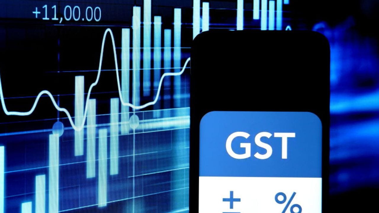 GST નંબર મેળવવો ફરજિયાત છે : વેપારીઓએ એ પણ ધ્યાનમાં રાખવું જોઈએ કે જો તમે તમારો માલ ઓનલાઈન, એટલે કે ઈ-કોમર્સ પ્લેટફોર્મ પર વેચવા માંગતા હો, તો તમારા ટર્નઓવરને ધ્યાનમાં લીધા વિના, GST નંબર મેળવવો ફરજિયાત છે. જો કે, જો તમે ફક્ત ઑફલાઇન વ્યવસાય કરો છો, તો તમને ₹40 લાખ સુધીના ટર્નઓવર સાથે નોંધણીમાંથી મુક્તિ આપવામાં આવશે. અરજી કરતી વખતે તમે દરરોજ જે મોબાઇલ નંબર અને ઇમેઇલ સરનામું વાપરો છો તે હંમેશા પ્રદાન કરો, કારણ કે સરકાર તરફથી વધુ બધી માહિતી તે નંબરો પર મોકલવામાં આવશે.
Credits: Getty Images