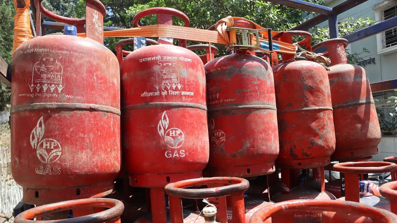 જો તમે છેતરપિંડીનો ભોગ બનો તો શું કરવું?: જો તમે અજાણતામાં છેતરપિંડીવાળી લિંક દ્વારા ચુકવણી કરી દીધી હોય, તો ગભરાવાની જરૂર નથી; જોકે, તાત્કાલિક કાર્યવાહી કરવી ખૂબ જ મહત્વપૂર્ણ છે. સૌ પ્રથમ, ભારત સરકારના સાયબર હેલ્પલાઇન નંબર - 1930 - પર કૉલ કરો અને ઘટનાની સંપૂર્ણ વિગતો આપો. વધુમાં, તમે cybercrime.gov.in પર નેશનલ સાયબર ક્રાઇમ રિપોર્ટિંગ પોર્ટલ પર ફરિયાદ નોંધાવી શકો છો. નિષ્ણાતો જણાવે છે કે ફરિયાદ જેટલી વહેલી તકે દાખલ કરવામાં આવે છે, ખોવાયેલા પૈસા પાછા મેળવવાની શક્યતા એટલી જ વધારે છે.  (ફોટો ક્રેડિટ-સોશિયલ મીડિયા)