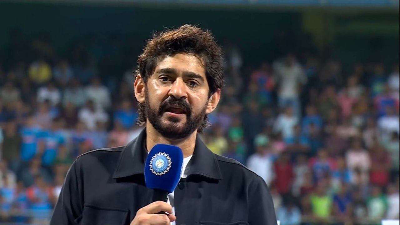 ગૌરવ કપૂરે કોમેડી ફિલ્મ 'બેડ લક ગોવિંદ' (2009) માં મુખ્ય ભૂમિકા ભજવી હતી, તેઓ 2009માં ફિલ્મ 'સલુન'માં દેખાયા હતા.2011માં તેઓ ચલા મુસદ્દી - ઓફિસ ઓફિસ'માં જોવા મળ્યો હતો.