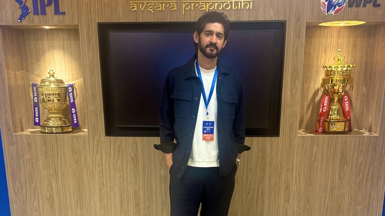  ગૌરવે જ્યારે એફએમ પર કામ કરવાનું શરૂ કર્યું ત્યારે તે સત્તર વર્ષનો હતો, રેડિયો જોકી તરીકે શરૂઆત કર્યા પછી, તેણે સોની ટેલિવિઝન પર ઇન્ડિયન હોલિડે નામનો ટ્રાવેલ શો કર્યો જેમાં અનુ મલ્હોત્રા અને મીની માથુર સાથે ભારતીય મનોહર સ્થળોની શોધ કરવામાં આવી હતી. 