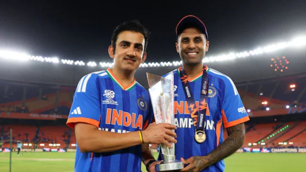 ટીમ ઈન્ડિયાએ T20 વર્લ્ડ કપ 2026 ની ફાઈનલમાં ન્યુઝીલેન્ડને 96 રનથી હરાવીને શાનદાર જીત મેળવી. આ જીત માત્ર ભારત માટે જ નહીં પરંતુ હેડ કોચ ગૌતમ ગંભીર માટે પણ ખાસ રહી. તેની હાજરીમાં ભારતે ફરી એકવાર વિશ્વ ક્રિકેટમાં પોતાની તાકાત સાબિત કરી.