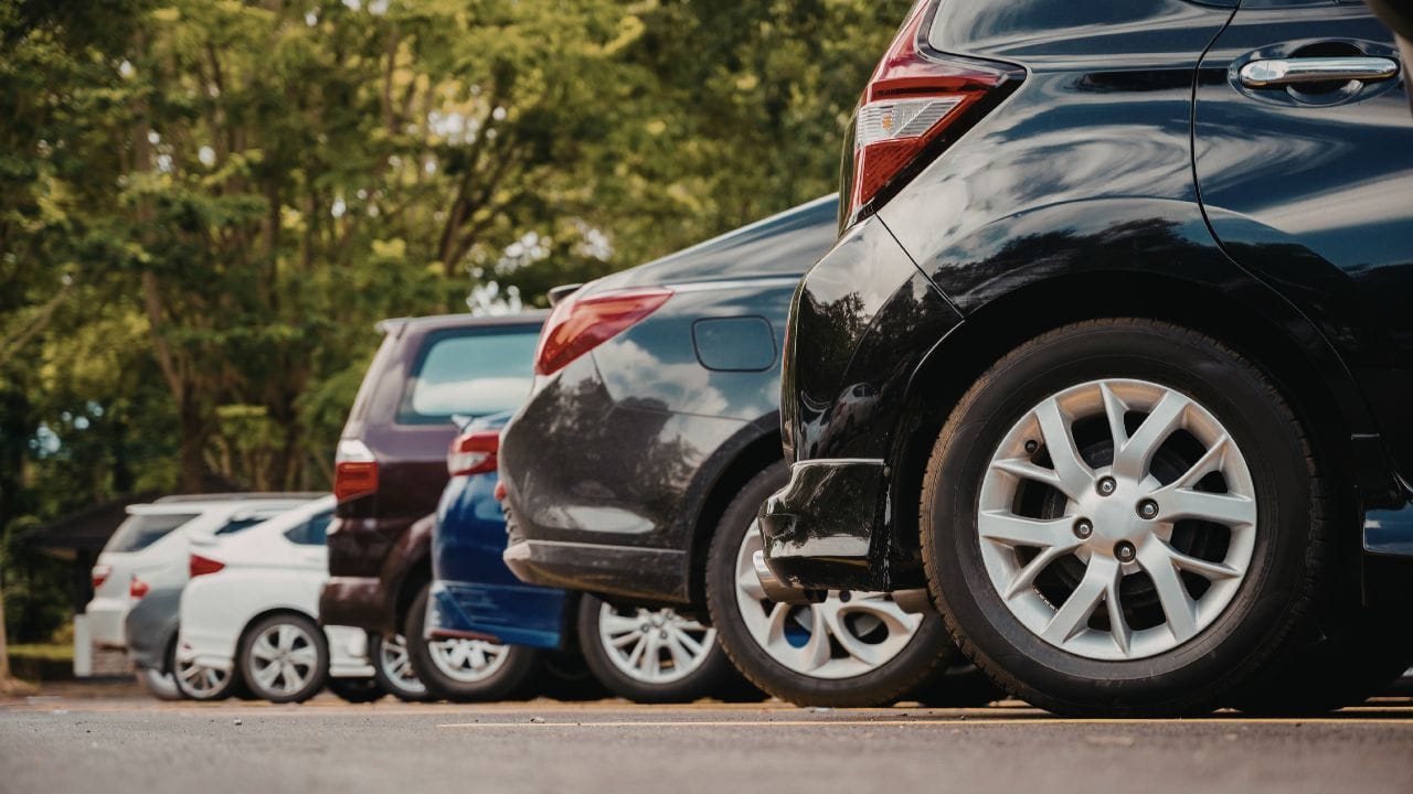 જો તમે દર મહિને અંદાજે ₹5,000 જેટલી EMIમાં કાર લેવા માંગતા હો, તો તમને એન્ટ્રી-લેવલ કાર પર ધ્યાન આપવું પડશે. ભારતીય બજારમાં એવી ઘણી કાર ઉપલબ્ધ છે જે આ બજેટમાં આવી શકે છે. અહીં કેટલીક લોકપ્રિય કાર અને તેમની EMI વિગતો આપવામાં આવી છે.