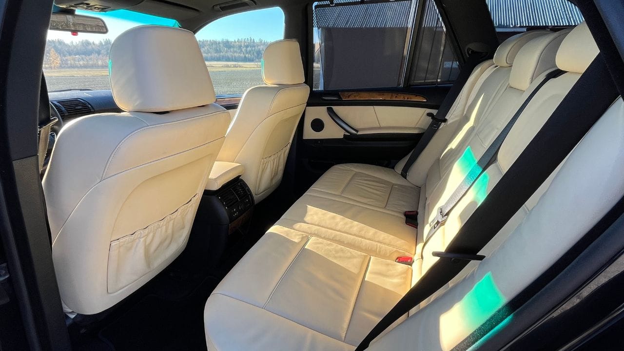 મારુતિ એસ-પ્રેસો એક લોકપ્રિય અને સસ્તી કાર છે. તેની ઓન-રોડ કિંમત લગભગ ₹3.94 લાખ છે. જો તમે ₹50,000 નું ડાઉન પેમેન્ટ કરો અને 9.8% વ્યાજ દરે લોન લો, તો 4 વર્ષ માટે તમારી EMI લગભગ ₹8,697 થશે. જ્યારે 7 વર્ષની લોન પસંદ કરો તો EMI લગભગ ₹5,679 સુધી આવી શકે છે.