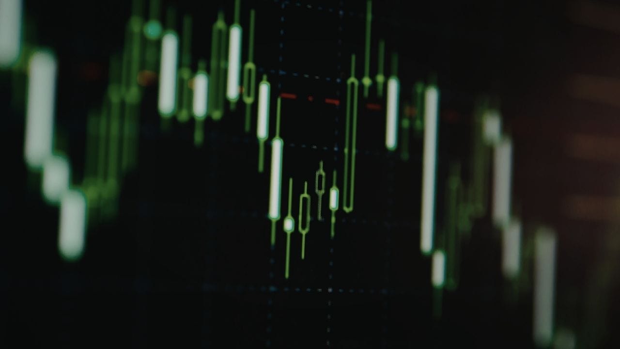 GIFT સિટીમાં ટ્રેડ થતો GIFT નિફ્ટી પણ દબાણ હેઠળ રહ્યો, જે લગભગ 0.30% નીચે ટ્રેડ થઈ રહ્યો હતો. નોંધપાત્ર રીતે, તેનું નીચું સ્તર 23,061 પર પહોંચ્યું, જે ભારતીય બજાર માટે એક મહત્વપૂર્ણ સંકેત માનવામાં આવે છે. આ સ્તર નિફ્ટીના પાછલા બંધ સ્તરથી નોંધપાત્ર રીતે નીચે છે.