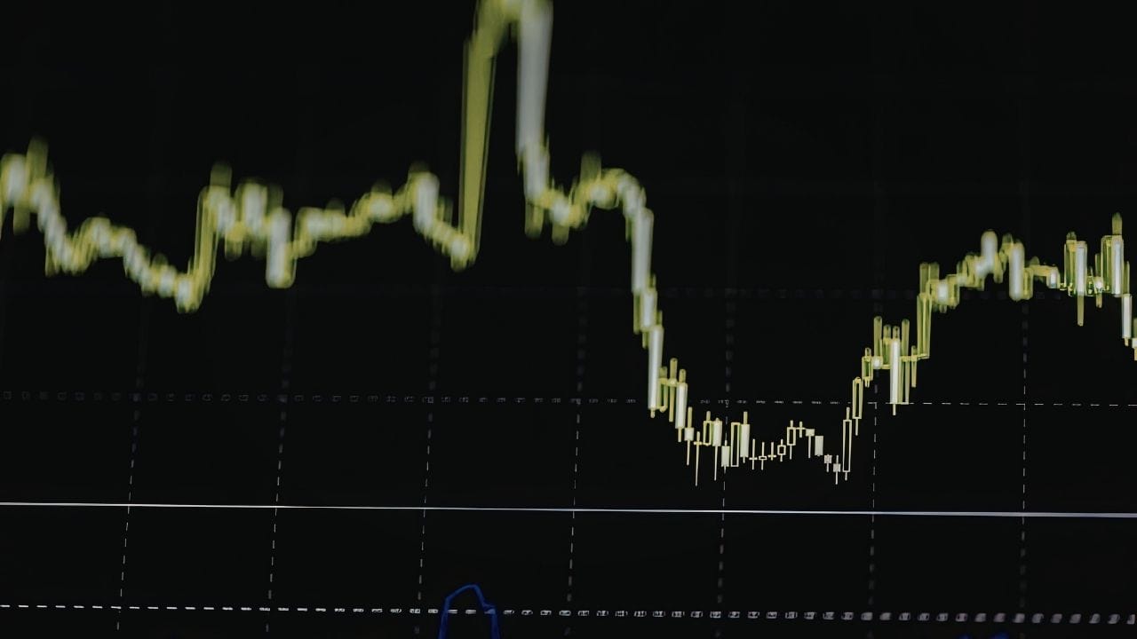 આ સંદર્ભમાં, સંકેત સ્પષ્ટ છે કે ભારતીય શેરબજાર શુક્રવાર, 27 માર્ચ, 2027 ના રોજ ગેપ ડાઉન સાથે ખુલી શકે છે. બુધવારે નિફ્ટી 50 23,306.45 પર બંધ થયો હતો, અને વર્તમાન વૈશ્વિક સંકેતોને જોતાં, શરૂઆતના વેપારમાં દબાણ જોવા મળી શકે છે. રોકાણકારોને સલાહ આપવામાં આવે છે કે તેઓ સાવધ રહે અને બજારની શરૂઆતની દિશા સમજ્યા પછી જ તેમની ભાવિ વ્યૂહરચના ઘડે. (નોંધ :  અહીં આપવામાં આવેલી માહિતી ફક્ત આપની જાણકારી માટે છે. કોઈ પણ રોકાણ કરવા પહેલા નિષ્ણાંતોની સલાહ લેવી જરૂરી છે.) 