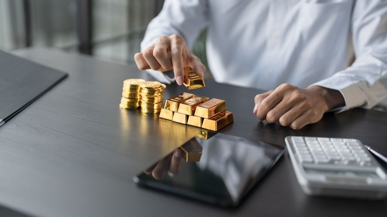 એકંદરે, એક જ અઠવાડિયામાં 9% નો ઘટાડો ચોક્કસપણે ચિંતાજનક છે, પરંતુ તે લાંબા ગાળાની નબળાઈની શરૂઆતનો સંકેત આપતો નથી. ઇતિહાસ સૂચવે છે કે આવા ઘટાડા પછી સોનું ઘણીવાર સુધરતું હોય છે અને સમય જતાં શ્રેષ્ઠ વળતર આપે છે. પરિણામે, કોઈપણ રોકાણ નિર્ણય લેતા પહેલા, તમારા રોકાણ સમયમર્યાદા અને જોખમ લેવાની ક્ષમતાનું કાળજીપૂર્વક મૂલ્યાંકન કરવું ખૂબ જ મહત્વપૂર્ણ છે.(નોંધ : અહીં અપવાંઆ આવેલી માહિતી ફક્ત આપની જાણકારી માટે છે. કોઈ પણ રોકાણ કરવા પહેલા નિષ્ણાંતોની સલાહ લેવી જરૂરી છે.)